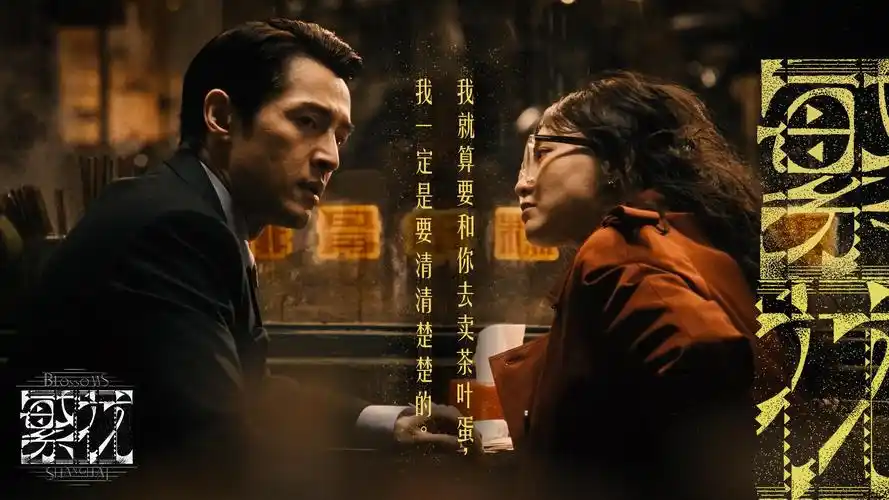 夜晚城市霓虹下的电影氛围